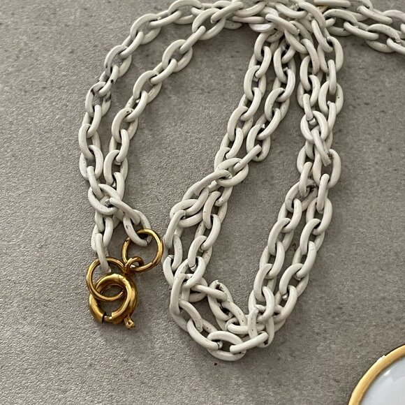 Vintage Trifari White Gold Resin Crescent Shape 4.75" Pendant Necklace 14" Drop - Picture 4 of 6